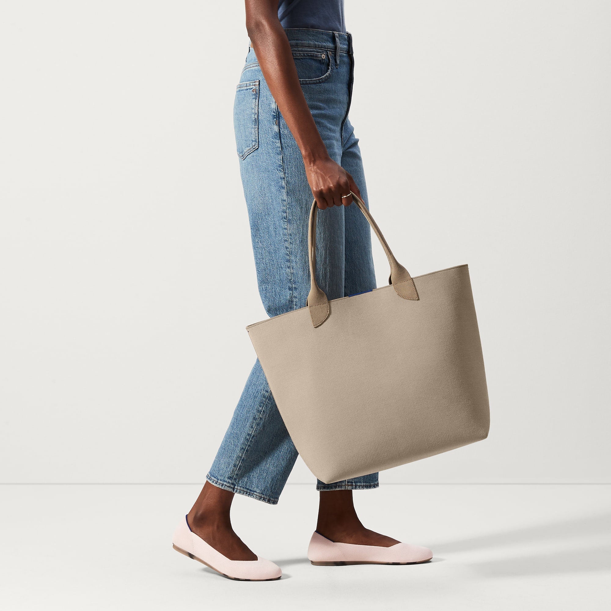 The Lightweight Tote Soft Sesame - Image 4