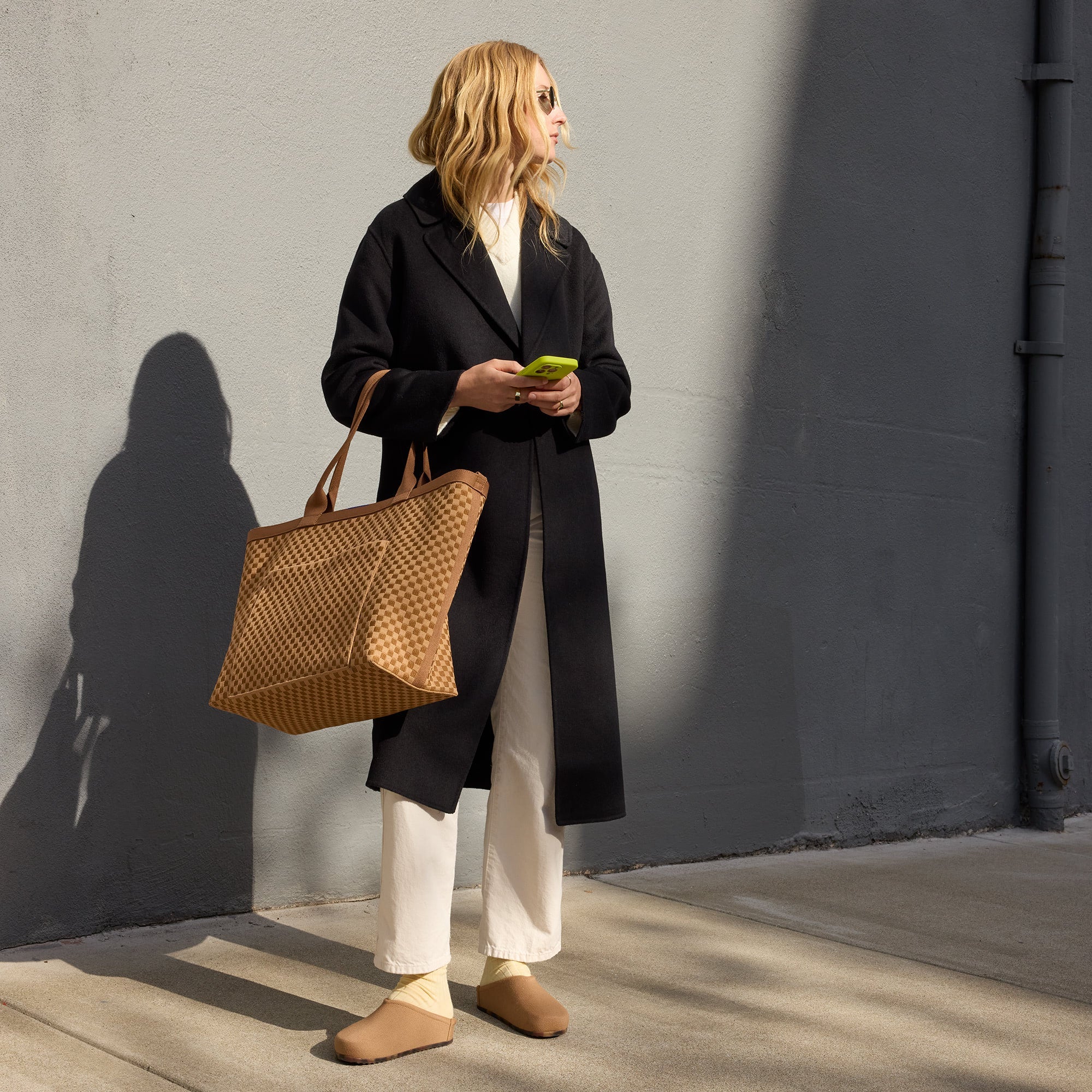 The Zip Travel Tote Hazelnut - Image 4