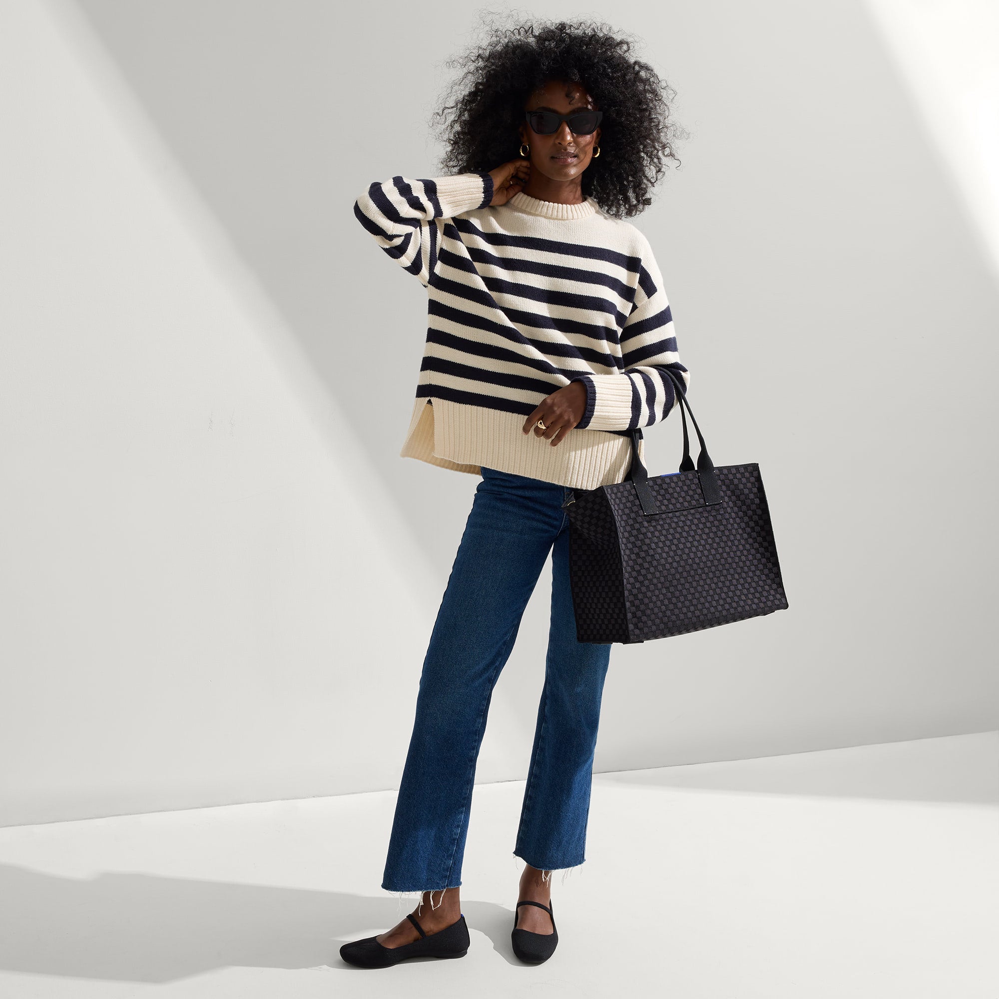 The Classic Tote Black Sand - Image 10