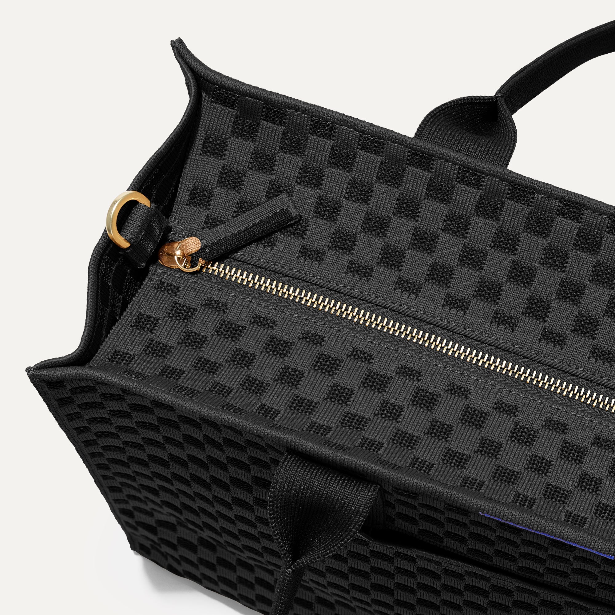 The Classic Tote Black Sand - Image 9