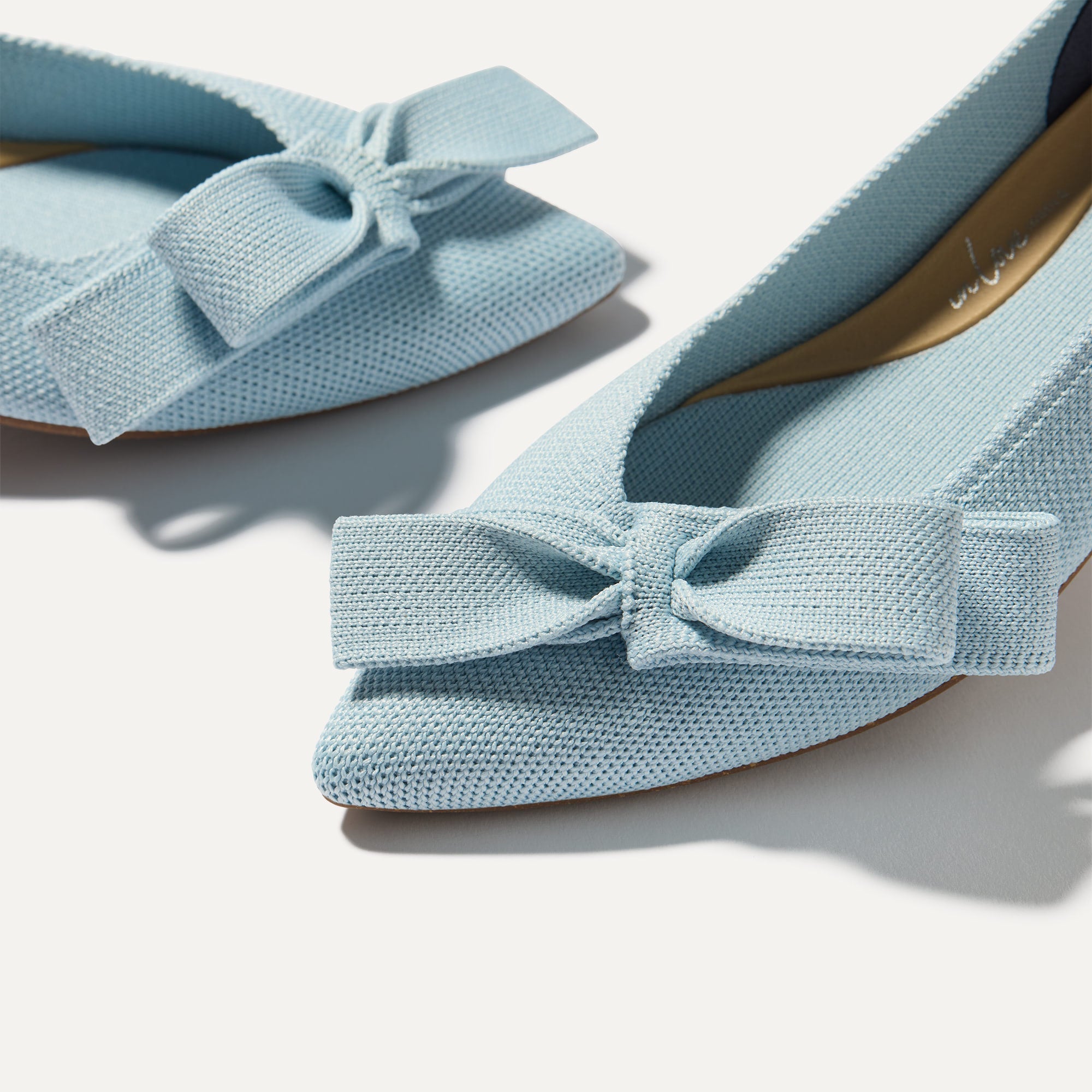 Alternative view of The Bow Point II   Powder Blue